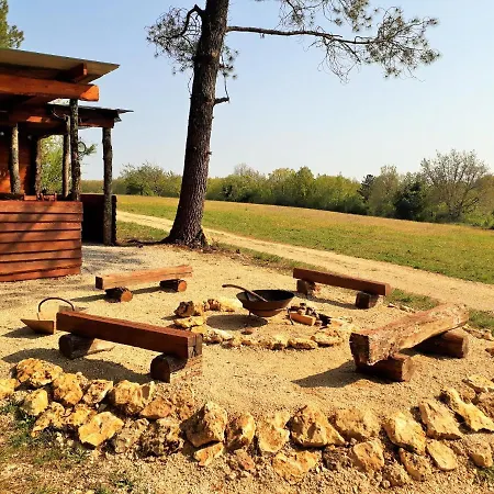 Authentic Nature Retreat: Log Chalets and Tipis with Pool and Lascaux View Les Farges  Exterior photo