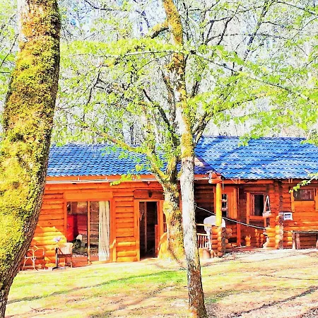 Authentic Nature Retreat: Log Chalets and Tipis with Pool and Lascaux View Les Farges  Exterior photo