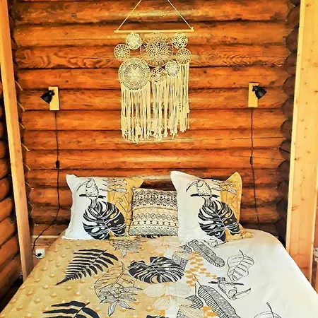 Authentic Nature Retreat: Log Chalets and Tipis with Pool and Lascaux View Les Farges  Exterior photo