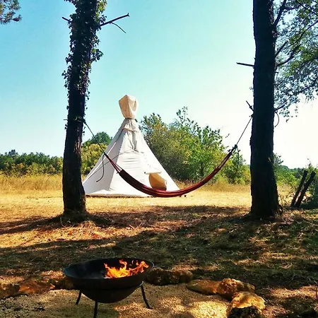 Authentic Nature Retreat: Log Chalets and Tipis with Pool and Lascaux View Les Farges  Exterior photo