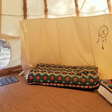 Authentic Nature Retreat: Log Chalets and Tipis with Pool and Lascaux View Les Farges  Exterior photo
