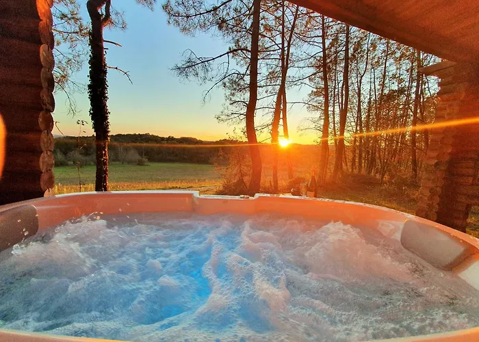 Magnifique Chalets En Rondins Avec Ou Sans Spa Et Tipis En Plaine Nature Environnement Ressourcant Au Calme Vue Imprenable Lascaux Spa Non Disponible Juillet Et Aout
