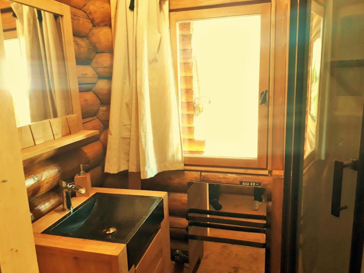 Authentic Nature Retreat: Log And Tipis With Pool And Lascaux View Country house