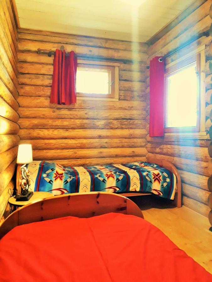 Authentic Nature Retreat: Log And Tipis With Pool And Lascaux View Country house Les Farges (Sarlat-la-Caneda)