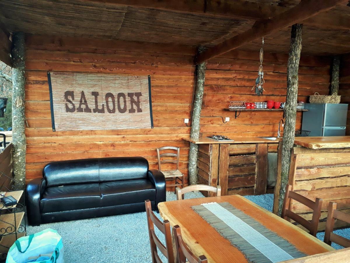 Country house Authentic Nature Retreat: Log And Tipis With Pool And Lascaux View *