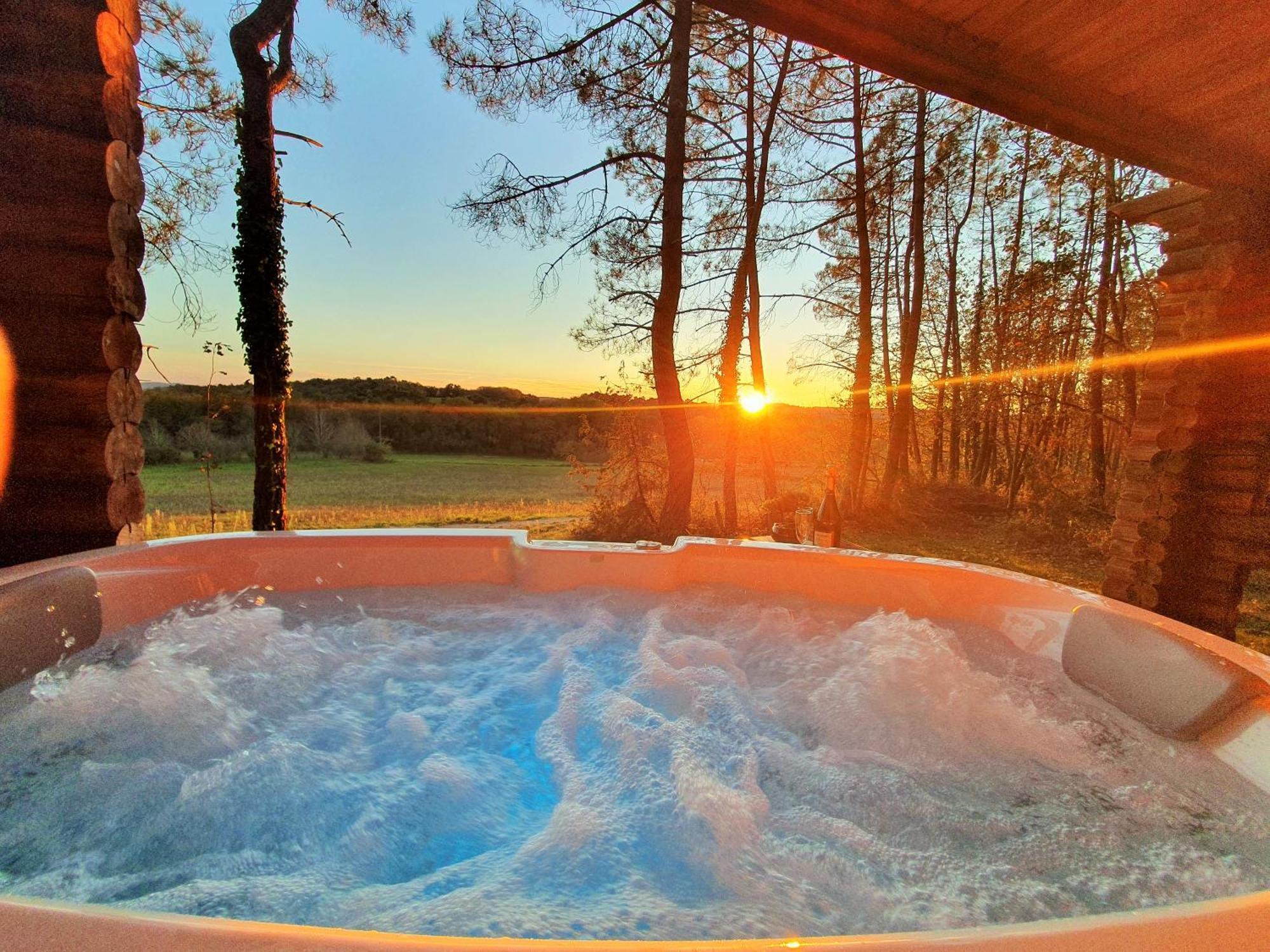 Authentic Nature Retreat: Log And Tipis With Pool And Lascaux View