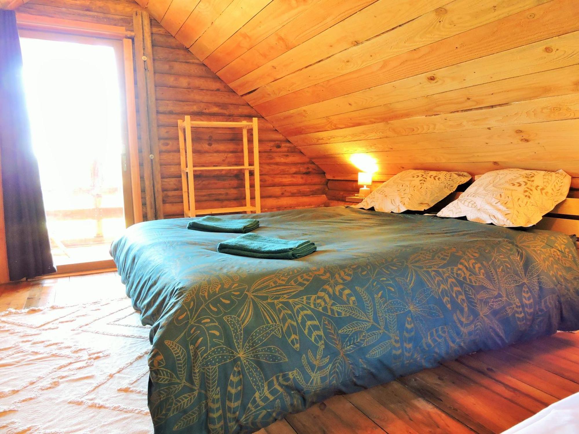 Authentic Nature Retreat: Log And Tipis With Pool And Lascaux View Country house