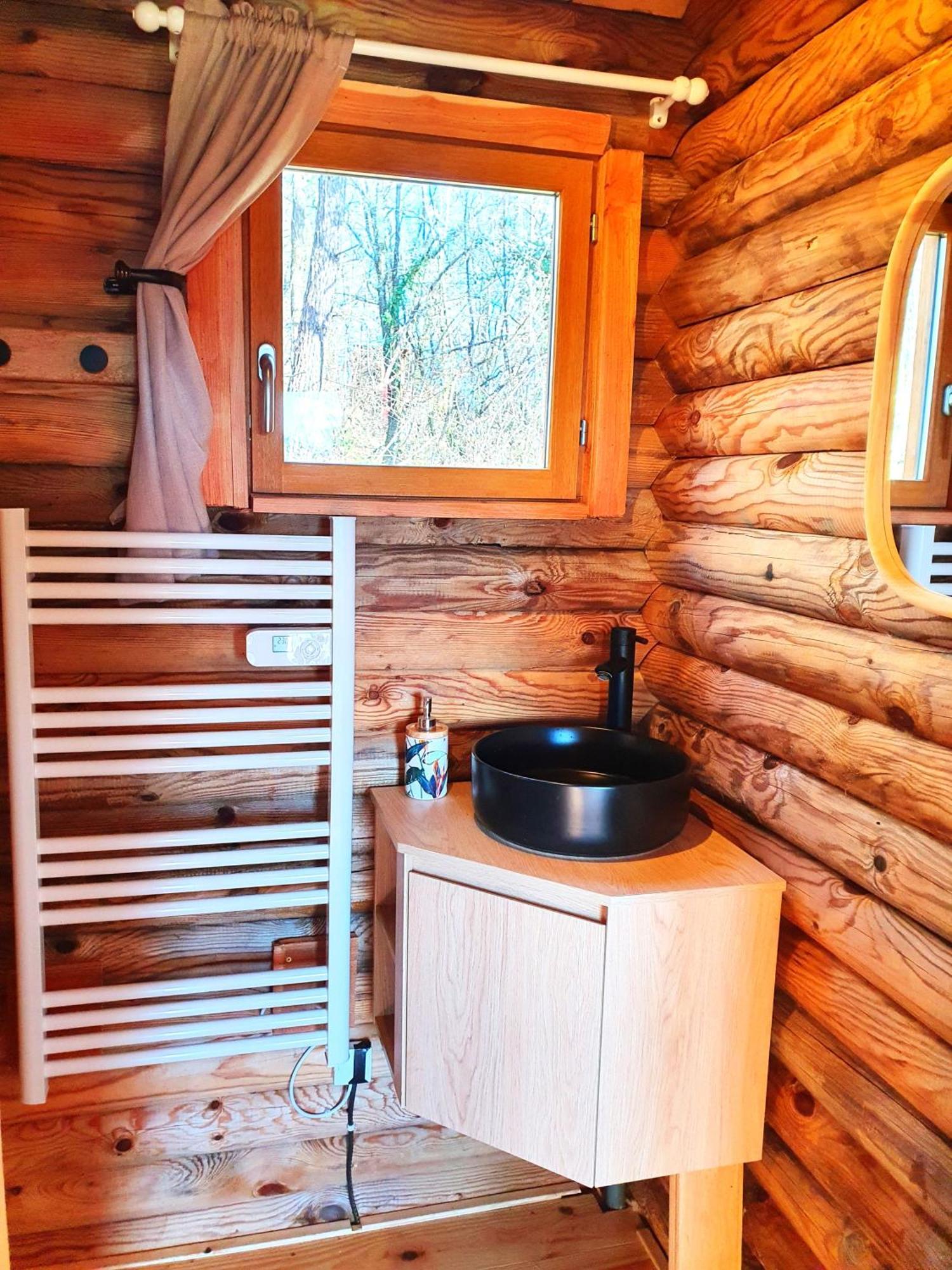 Authentic Nature Retreat: Log And Tipis With Pool And Lascaux View Country house