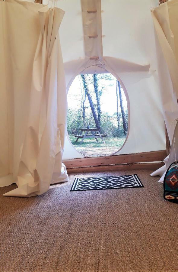 Authentic Nature Retreat: Log And Tipis With Pool And Lascaux View Country house *